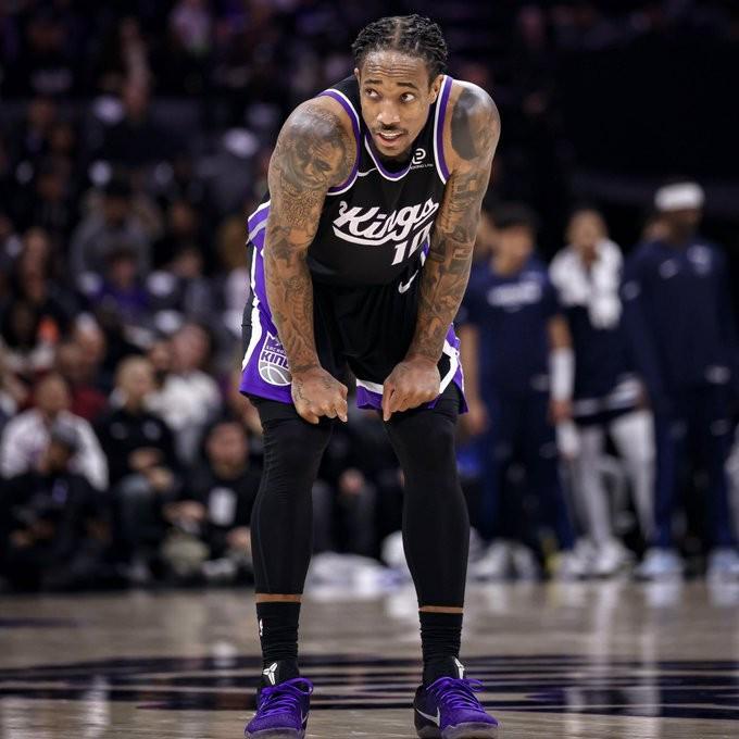 神的武器！德罗赞19中14+0三分出手砍32分2板6助3断，罚球5中4